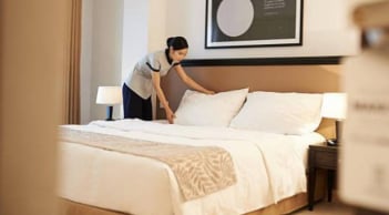 Tại sao khách sạn luôn đặt 2 chiếc gối trên một giường đơn?