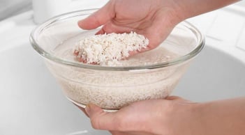 Tại sao nên cho muối vào vo gạo?