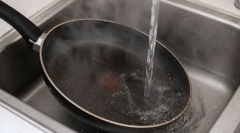 Vì sao không nên cho chảo chống dính còn đang nóng vào nước ngay? Rất nhiều người làm sai