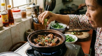 Tại sao người ta lại cho chanh vào nồi cá kho? Bí mật của làng nghề gia truyền