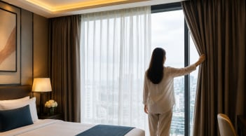 Tại sao rèm khách sạn thường có 2 lớp? Không chỉ để đẹp, còn vì 3 lý do rất thực tế