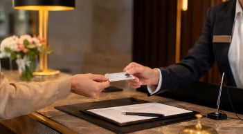 Nhà nghỉ, khách sạn có được phép giữ căn cước/CCCD của khách không?