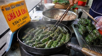 Rán chả lá lốt trộn thêm 1 thứ giữ màu xanh mướt, chín đều