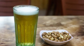 Tại sao khi uống bia người ta thường ăn kèm với lạc?