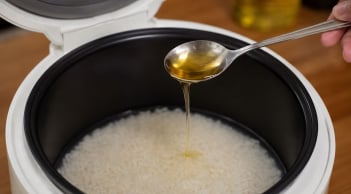  Vì sao nên cho 1 thìa dầu ăn vào nồi cơm?