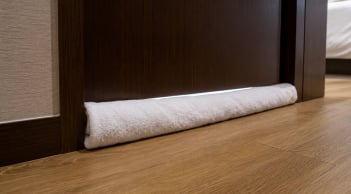 Vì sao nên đặt ngay một chiếc khăn ở khe cửa phòng khách sạn? Thói quen nhỏ nhưng rất hữu ích