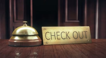 Vì sao nhiều khách sạn không còn kiểm tra khi khách trả phòng?