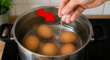 Tại sao bạn nên thả vài hạt muối vào nồi luộc trứng?