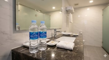 Tại sao khách sạn luôn đặt nước suối trong phòng vệ sinh?