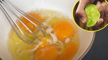 Tại sao nhiều đầu bếp chuyên nghiệp luôn vắt vài giọt chanh vào trứng trước khi rán?