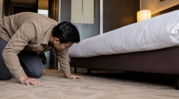 Vì sao bạn nên kiểm tra gầm giường ngay khi nhận phòng khách sạn? Nhiều người bỏ qua nhưng rủi ro không hề nhỏ