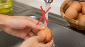 Vì sao không nên rửa trứng khi chưa dùng?