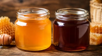Vì sao mật ong chuyển từ màu vàng sang sậm đen? Có phải đã hỏng, không nên dùng?