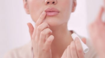 Môi khô, nứt nẻ kéo dài: Cách chăm sóc giúp đôi môi luôn mềm mại