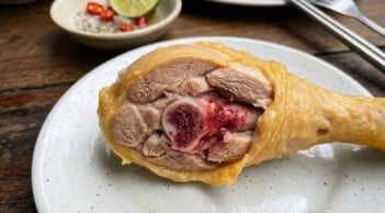 Tại sao thịt gà luộc kỹ vẫn đỏ xương?