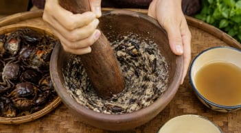 Vì sao nấu canh cua giã tay thường ngon hơn cua xay máy? Mách mẹo để xay cua bằng máy vẫn ngon