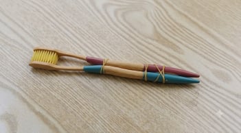 Đừng vứt bàn chải cũ: Chỉ cần buộc 2 chiếc lại với nhau, bạn sẽ giải quyết được 1001 rắc rối trong nhà