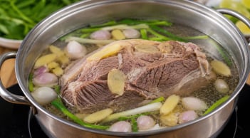 Luộc thịt đậy vung kín mít là dại: Chuyên gia chia sẻ cách luộc thịt thải sạch độc tố, an tâm mà ăn