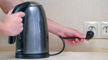 Tại sao ấm siêu tốc thường chỉ có dây cắm ngắn?