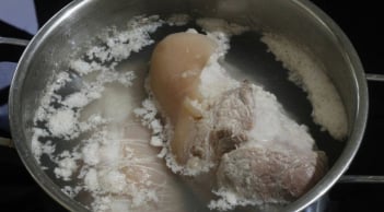 Dùng nước luộc thịt để nấu canh: Lợi hay hại?