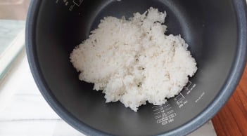 Mùa hè nắng nóng, học ngay cách giữ cơm nguội không bị ôi thiu