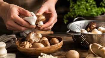 Tại sao nhiều đầu bếp không rửa nấm dưới vòi nước? Sự thật khiến nhiều người bất ngờ