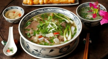 Vì sao khi ăn phở không nên húp cạn phần nước dùng trong bát?