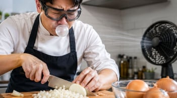 Vì sao nhiều đầu bếp lại nhai kẹo cao su khi thái hành?