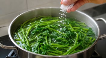 Luộc rau chỉ bỏ nước thôi chưa đủ: Làm thêm bước này rau xanh mướt, giữ nguyên giá trị dinh dưỡng