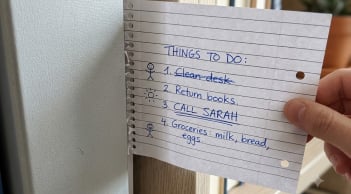 Tại sao nên kẹp một tờ giấy vào cửa tủ lạnh trong ngày nắng nóng?