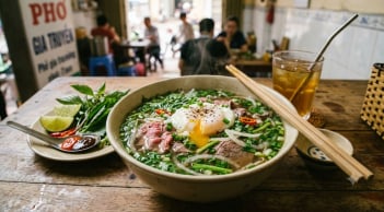 Tại sao nhiều người thích ăn phở với trứng trần?