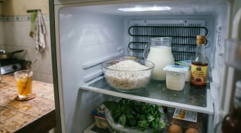 Vì sao bạn nên để 1 bát muối trong tủ lạnh?