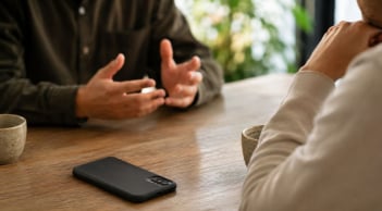  

Vì sao khi ngồi nói chuyện nên úp mặt điện thoại xuống bàn? Một hành động nhỏ nhưng tạo khác biệt lớn