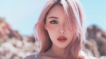 6 bí quyết trang điểm đi biển lâu trôi, giữ lớp nền tươi tắn dù nắng nóng cả ngày