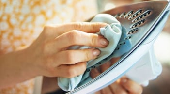Mẹo làm sạch bong bàn ủi bị cháy đen trong tích tắc