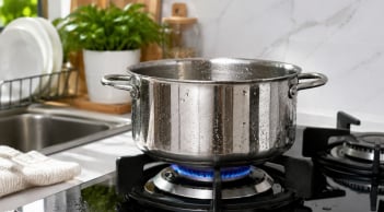 Vì sao không nên đặt nồi mới rửa xong lên bếp gas? Thói quen nhỏ nhưng có thể khiến nồi nhanh xuống cấp