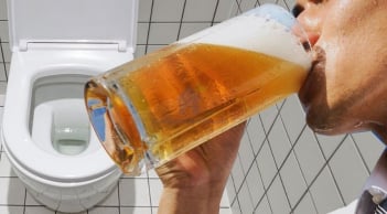 Đổ lon bia uống dở vào nhà vệ sinh: Ai ngờ điều kỳ diệu xảy ra, tiết kiệm tiền triệu mỗi tháng
