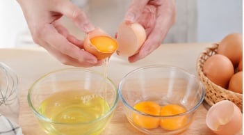 Mẹo tách lòng đỏ và lòng trắng trứng đơn giản: Không cần dụng cụ cầu kỳ, ai cũng làm được