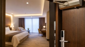 Vì sao cửa phòng khách sạn thường tự đóng rất mạnh?