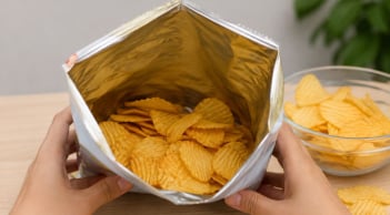 Vì sao túi snack luôn có khoảng trống? Lý do ít người ngờ tới