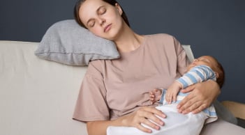 Phụ nữ sau sinh dễ khủng hoảng tâm lý vì những áp lực ít ai nhìn thấy