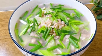 Trời nóng, thử ngay món canh mướp nấu lạc thanh mát, ngọt bùi