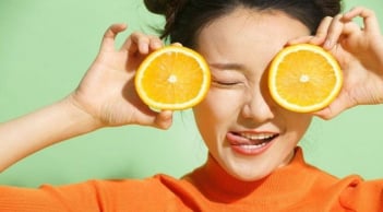 Bổ sung vitamin C từ thực phẩm thay vì chỉ chăm chăm bôi ngoài da