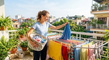 Đừng cất ngay quần áo sau khi phơi: Sai lầm nhỏ có thể khiến tủ đồ nhanh có mùi