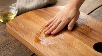Tại sao bạn nên bôi dầu ăn vào thớt gỗ mới mua?