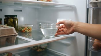 Tại sao bạn nên đặt một bát giấm vào tủ lạnh?