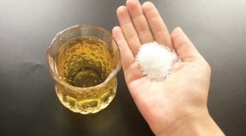 Thêm chút muối vào cốc bia có tác dụng gì?