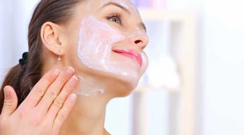 Thoa dầu dừa lên da mặt mỗi ngày có tốt không? 6 lợi ích và những điều cần lưu ý