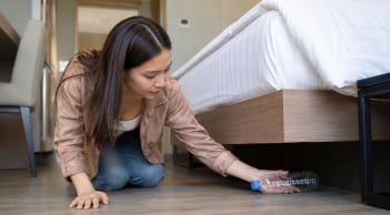 Vì sao nên kiểm tra gầm giường khách sạn ngay khi nhận phòng? Lợi ích to lớn bất ngờ
