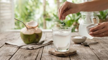 Vì sao bạn nên bỏ một chút muối vào nước dừa?